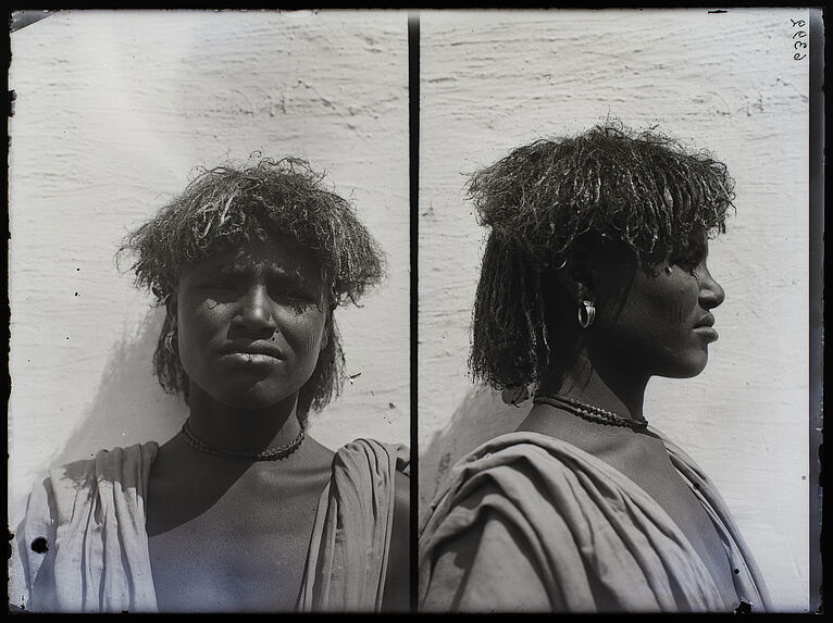 Bicharin (tribu Malakab) [Portrait, en buste, d'une femme]