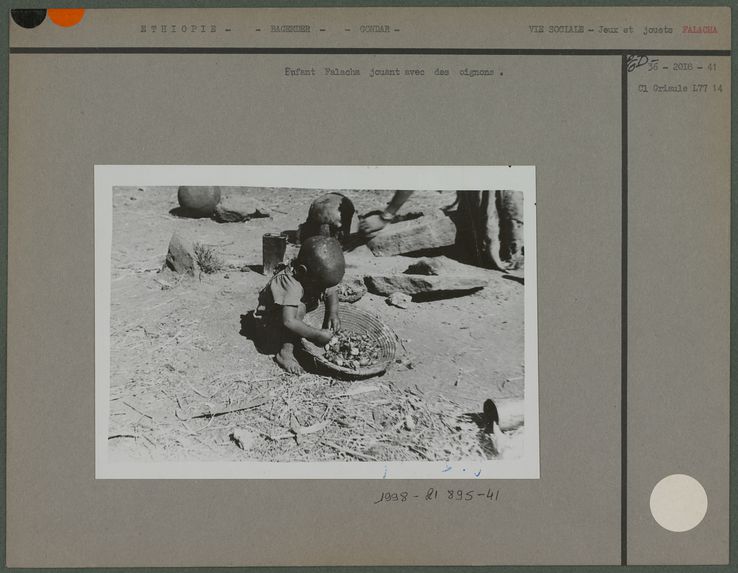 Enfant Falacha jouant avec des oignons