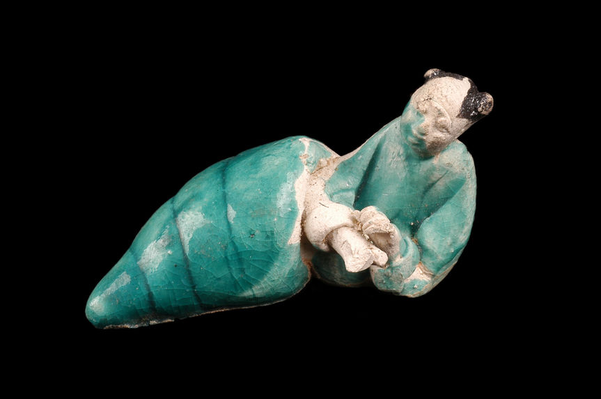Figurine représentant un enfant dans un coquillage