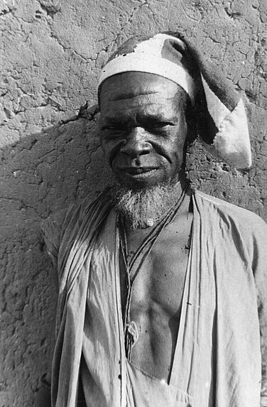 Le chef d'Ogol du Bas portant le bonnet Dogon