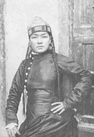 Femme ouzbek de Kokan coiffée du topi