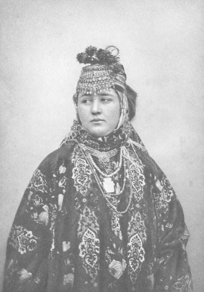 Une juive de Samarkand coiffée d’un diadème de perles et d’émeraudes