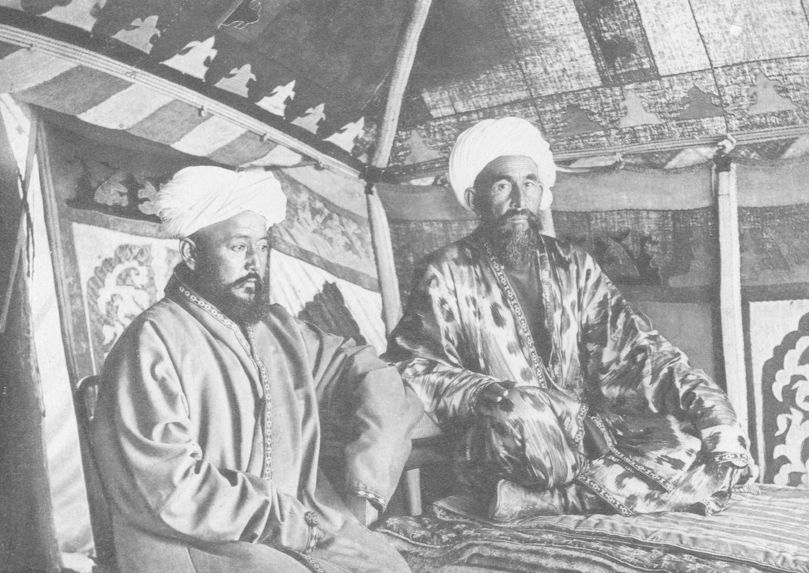 Musulmans assis sous une tente pendant les fêtes du Sali-Maou