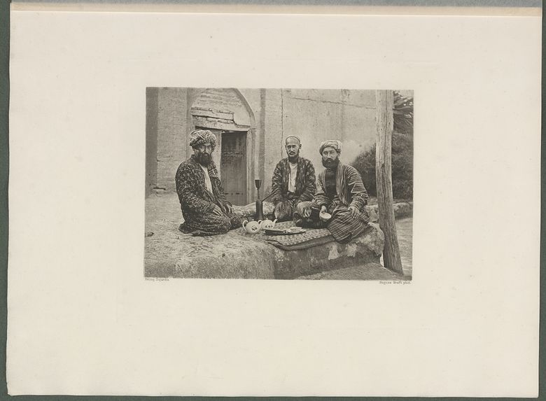 Sartes prenant le thé près de l'entrée d'une mosquée