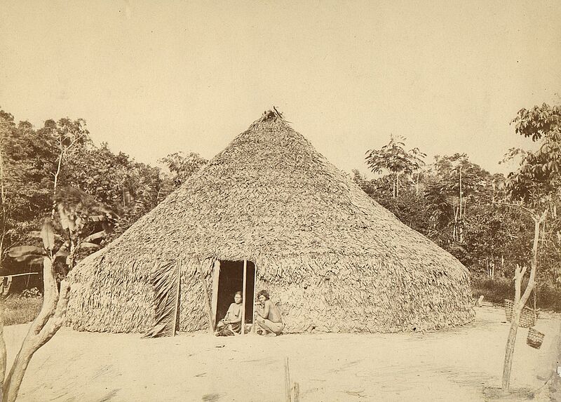 Devant sa hutte, le &quot;cacique&quot; et sa fille