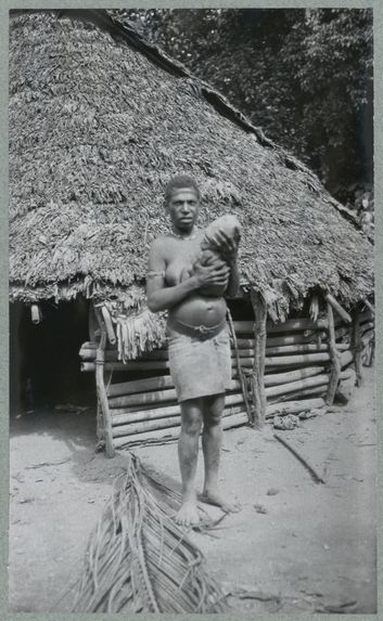 Femme de l'îlot Toman portant son enfant