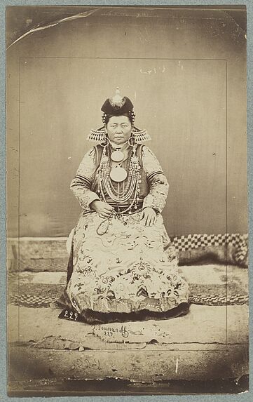 Femme bouriate, costume riche [...]