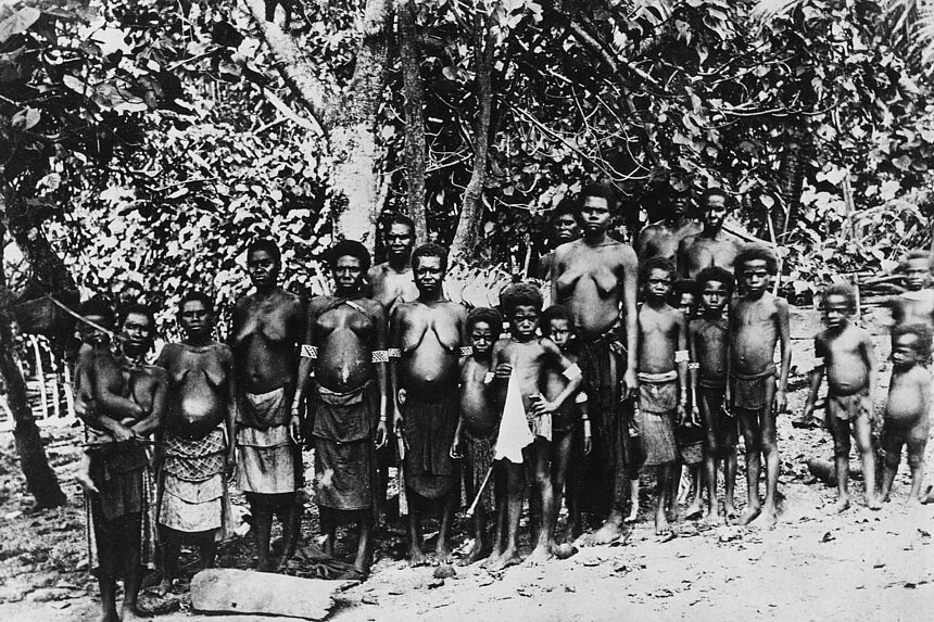 Groupe de femmes et d'enfants de l'île Mélé