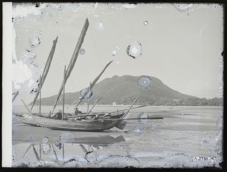 Sampan [Embarcations dans  la baie]