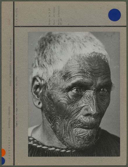 Maori au visage tatoué