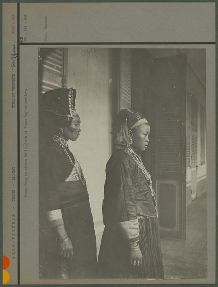 Femme Nung au milieu de la photo et femme Pay en arrière
