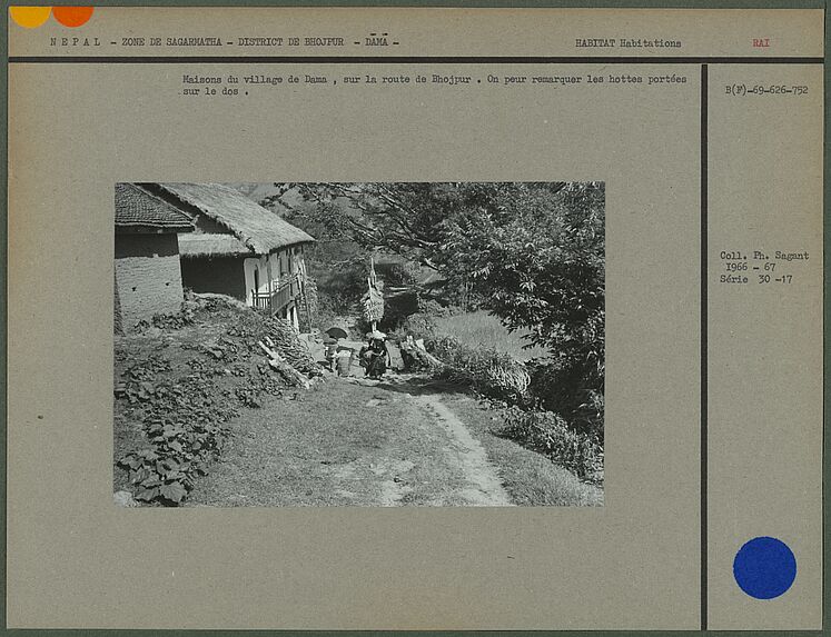 Maisons du village de Dama, sur la route de Bhojpur