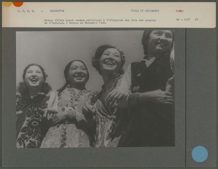 Jeunes filles kazak venues participer à l'Olympiade des Arts des Peuples de l'U.R.S.S à Moscou en novembre 1936