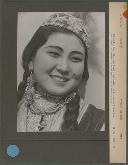 Bakoutaèva Azar, étudiante kazak d'Art musical et Dramatique à Alma Ata ; participant au Festival de danse populaire de novembre 1936