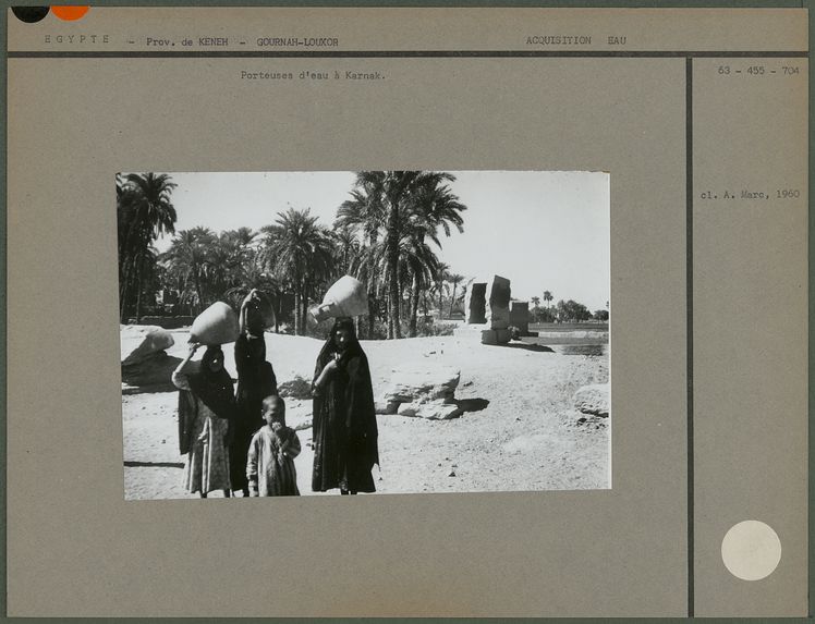 Porteuses d'eau à Karnak