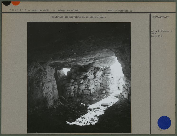 Habitations troglodytiques en position élevée