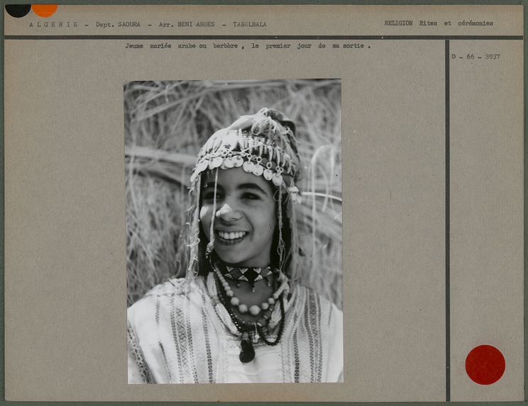 Jeune mariée arabe ou berbère, le premier jour de sa sortie.