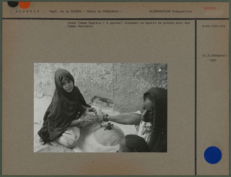 Jeune femme regibia tournant le moulin de pierre