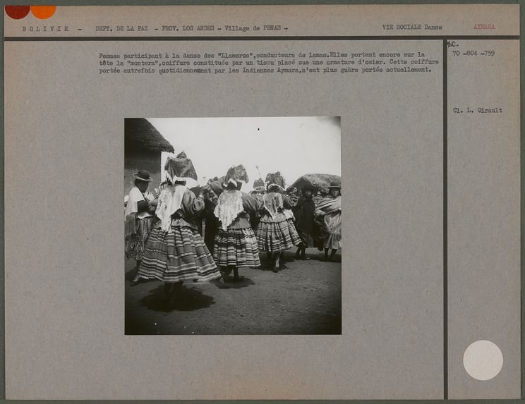 Femmes participant à la danse des &quot;Llameros&quot;, conducteurs de lamas