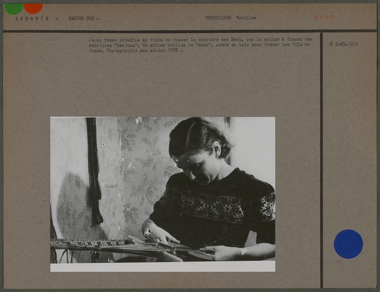 Jeune femme en train de tisser la ceinture des Setu