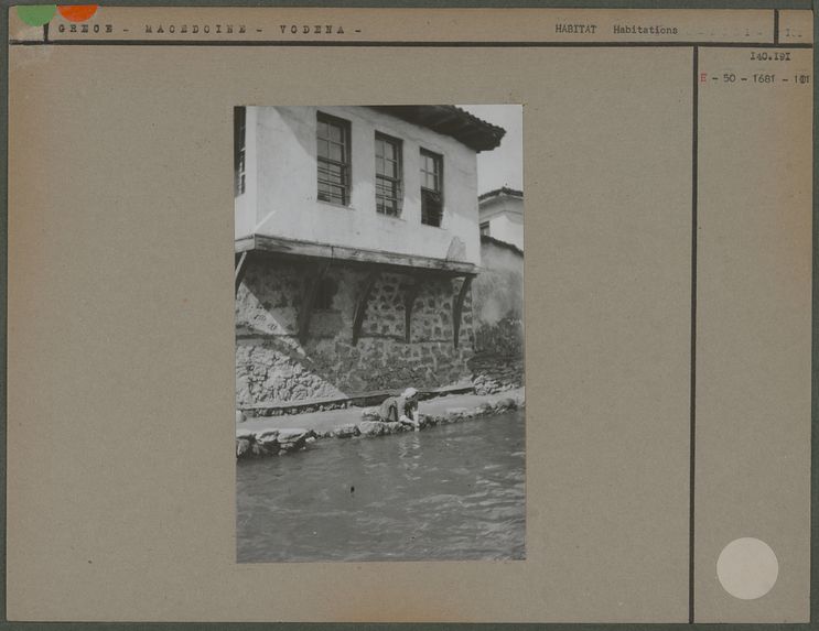 Femme lavant dans la rivière