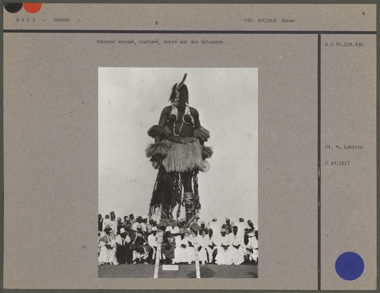 Danseur masqué, costumé, monté sur des échasses