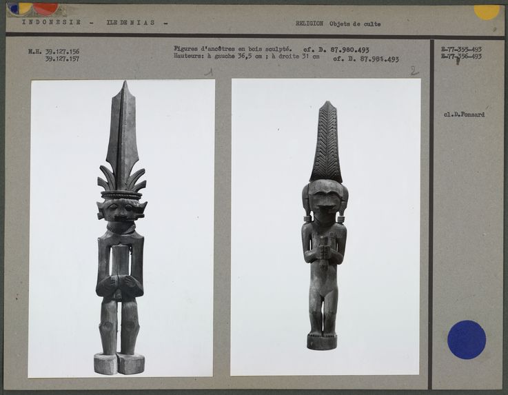 Figures d'ancêtres en bois sculpté