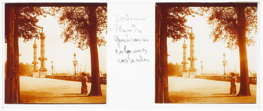 Bordeaux. Place des quinconces. Colonnes rostrales