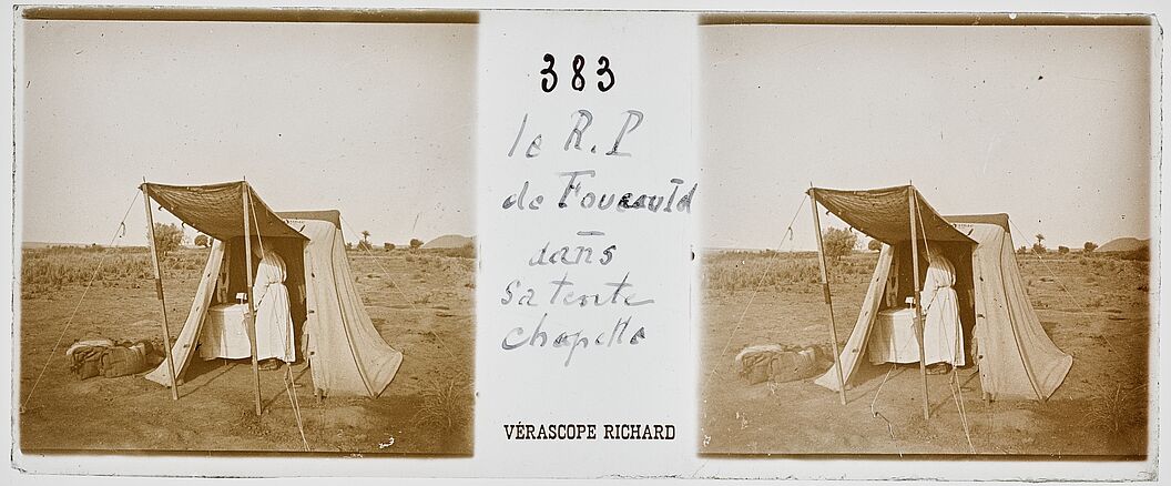 Le R.P de Foucauld dans sa tente chapelle