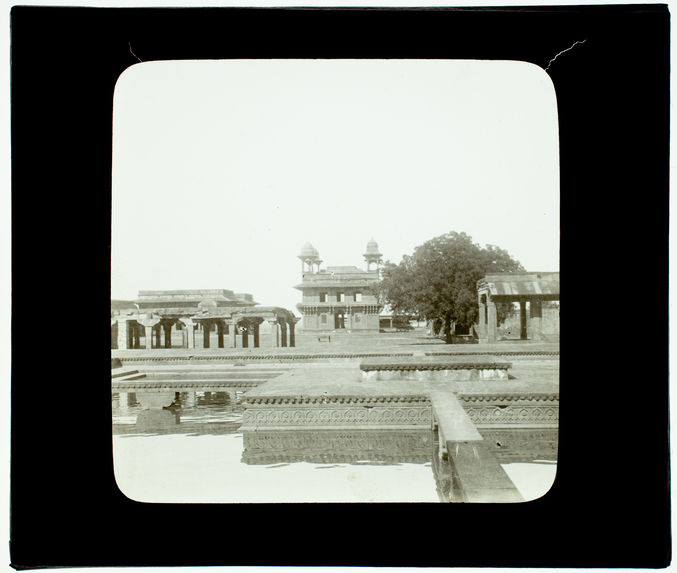 Fatehpur. Cour du palais d'Akbar avec le palais du pilier