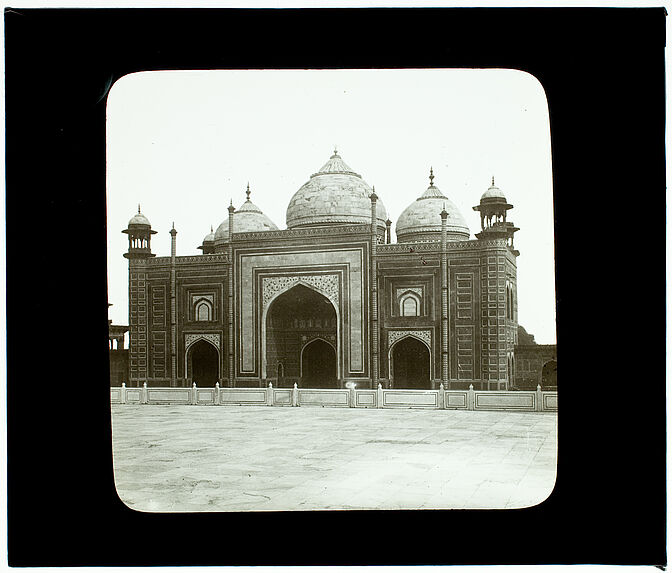 Agra (Inde). La mosquée rouge , à droite du Taj-Mahal
