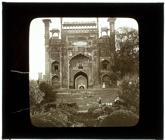 Lahore. Porte de la mosquée de Padishah