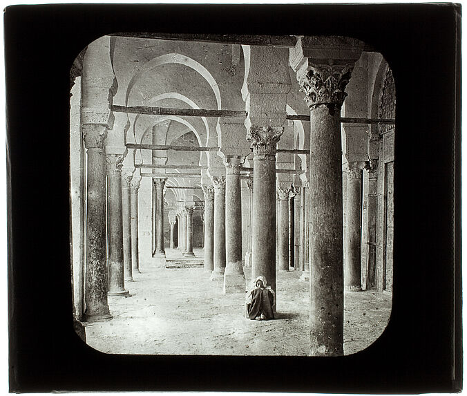 Kairouan. Galerie extérieure de la mosquée