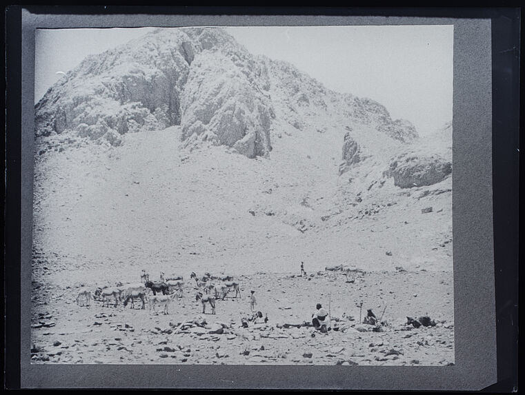 Halte de touareg au pied d'une formation gréseuse