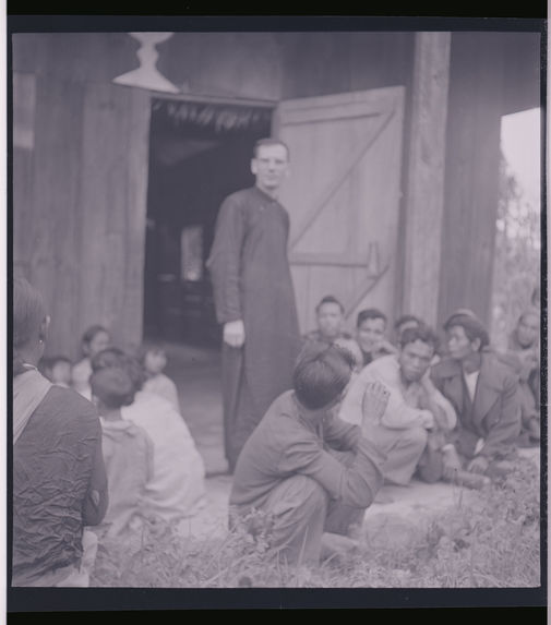 Sans titre [missionnaire catholique et ses ouailles maa dans les environs de Dalat]