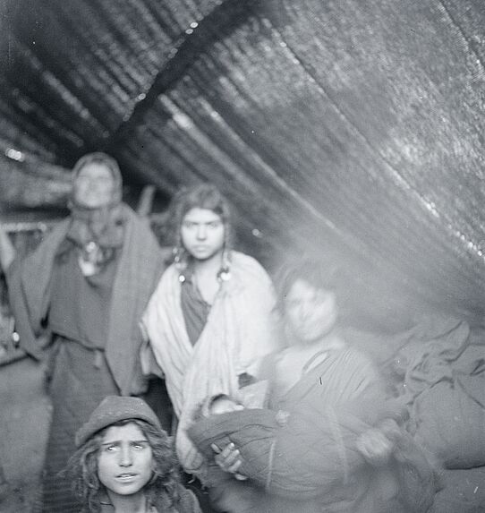 Tziganes nomades vivant sous la tente. Sous la tente