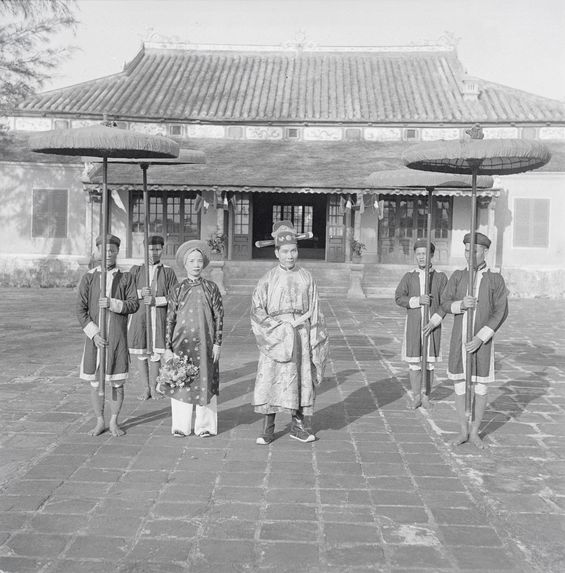 Mandarin annamite accompagné de sa femme