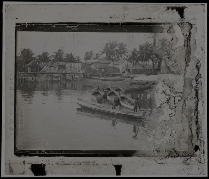 Sans titre [Enfants jouant dans une pirogue]