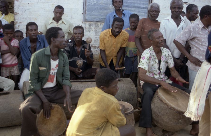 Bande-film de 6 vues concernant un groupe de musiciens