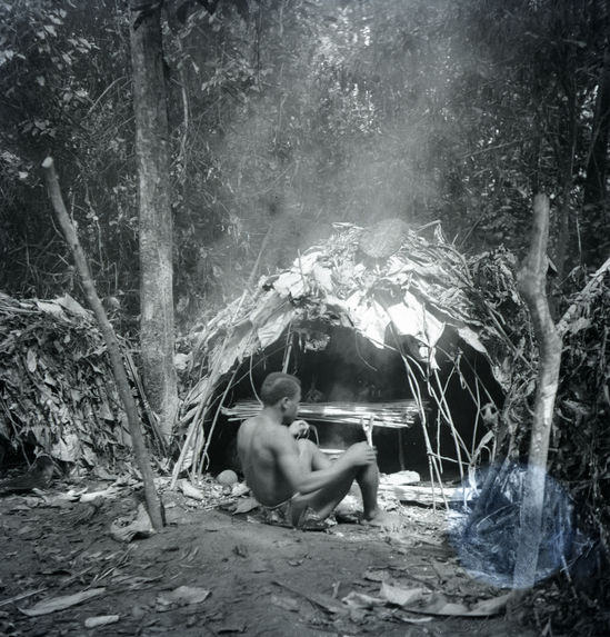 Sans titre [Homme Babenzelé devant sa hutte]