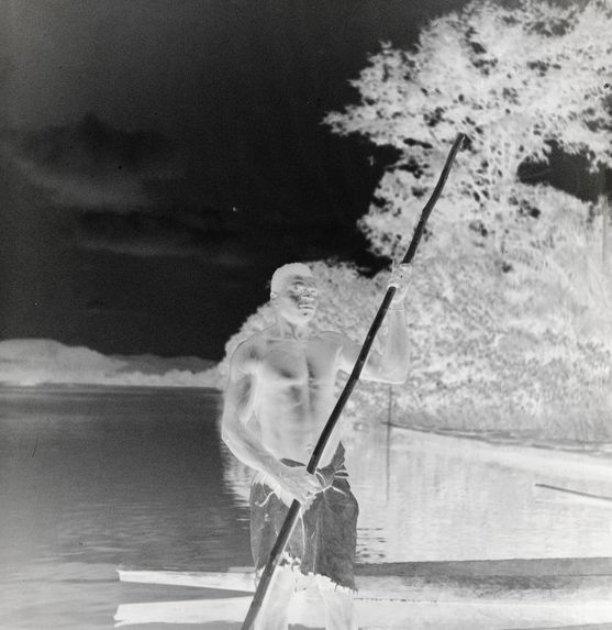 Sans titre [Portrait d'un homme sur une pirogue]