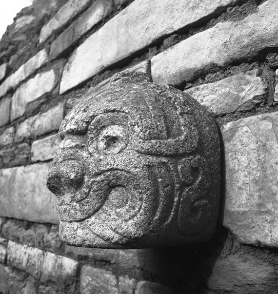 Bande-film de 3 vues concernant une tête sculptée du site archéologique de Chavin de Huantar