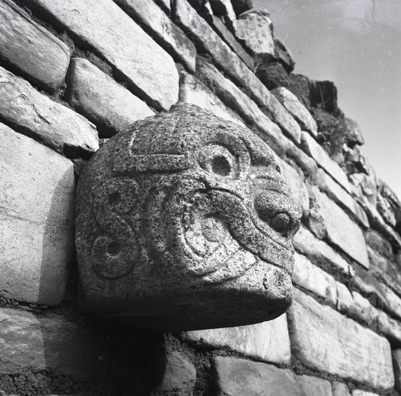 Bande-film de 3 vues concernant une tête sculptée du site archéologique de Chavin de Huantar