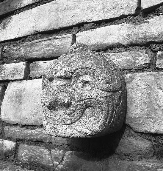 Bande-film de 3 vues concernant une tête sculptée du site archéologique de Chavin de Huantar