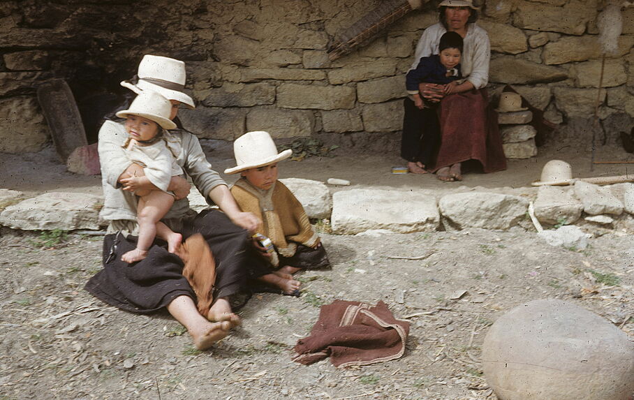 La Chokta. Route Celendin. Site Caj. III, Cajamarca. Indigènes. Maison faite de pierres de chulpas