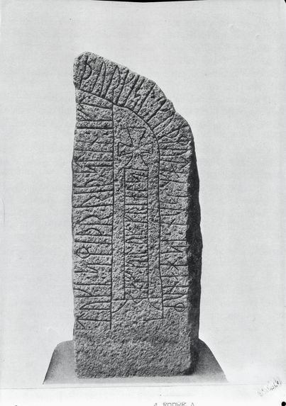 Stèle gravée de runes