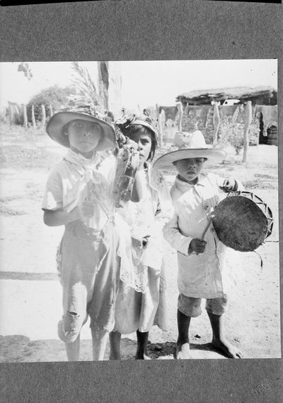 Guasayan. Fête du carnaval : enfants improvisant des chants