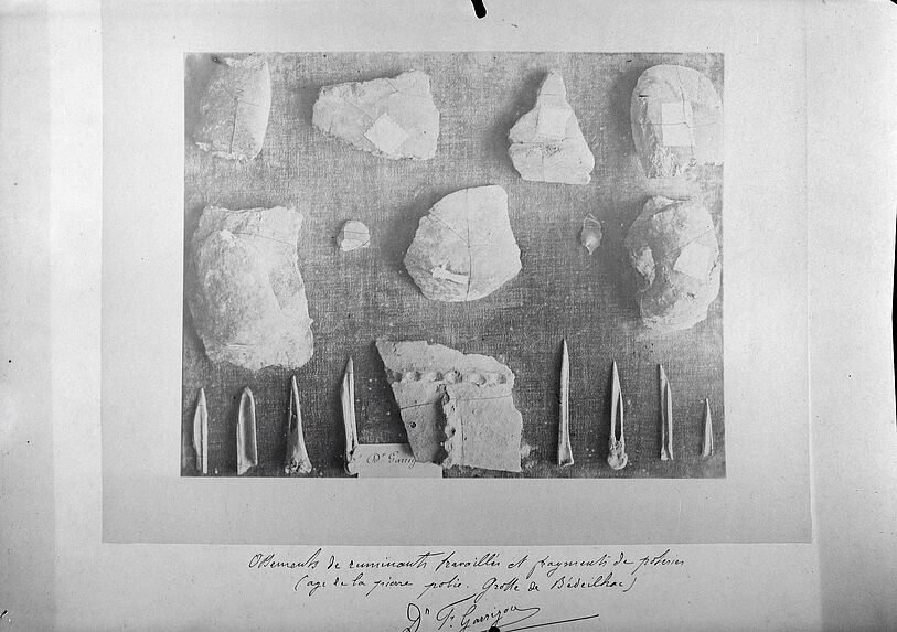 Ossements de ruminants travaillés et fragments de poteries