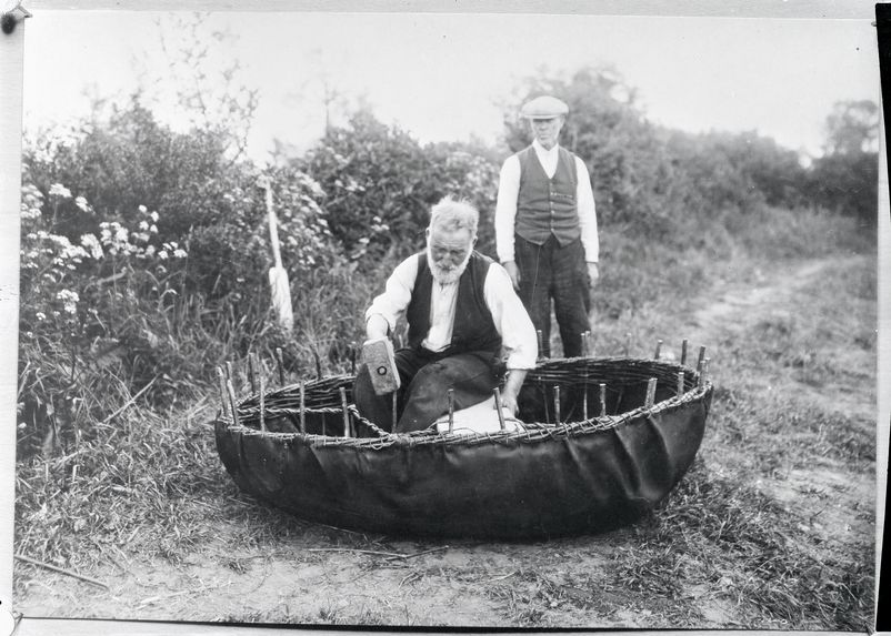 Fabrication d'un coracle, embarcation archaïque