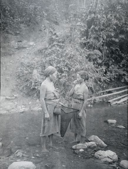 Femmes pêchant et causant